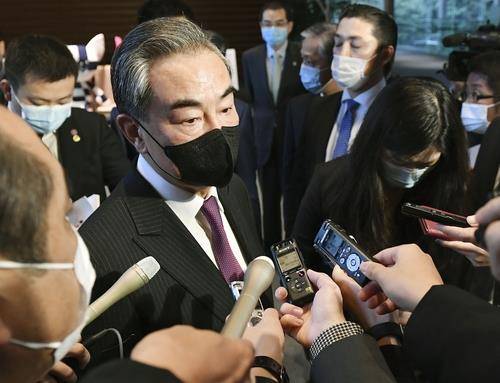 (도쿄 교도=연합뉴스) 왕이(王毅) 중국 외교담당 국무위원 겸 외교부장이 25일 오후 일본 총리관저에서 기자들의 취재에 응하고 있다.