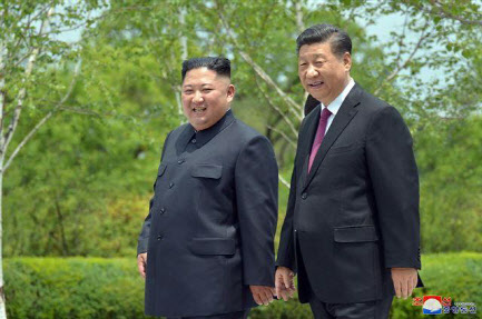 지난해 6월21일 시진핑 중국 국가주석과 김정은 북한 국무위원장이 평양 금수산 영빈관을 산책하는 모습(사진=조선중앙통신/연합뉴스).