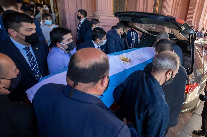 Pallbearers carry the casket of soccer legend Diego Maradona after a public viewing at the presidential palace Casa Rosada, in Buenos Aires, Argentina November 26, 2020. Esteban Collazo/Argentina Presidency/Handout via REUTERS NO RESALES. NO ARCHIVES ATTENTION EDITORS - THIS IMAGE HAS BEEN SUPPLIED BY A THIRD PARTY.<저작권자(c) 연합뉴스, 무단 전재-재배포 금지>