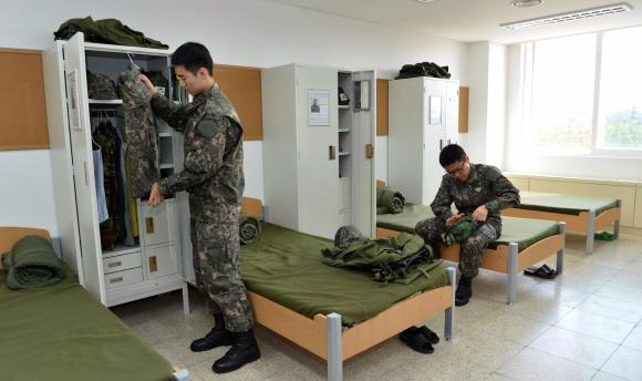 개인정비 하는 병사들 - 육군 병사들이 생활관에서 개인정비를 하고 있다.서울신문DB