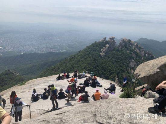 지난 6월 북한산 정상 백운대의 모습./사진=김슬기 인턴기자 sabiduriakim@asiae.co.kr