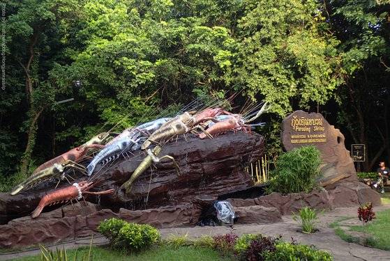 태국 북동부 우본랏차타니 지역에 설치된 새우떼 행진 조형물. 사진 와차라퐁 홍잠라실릅