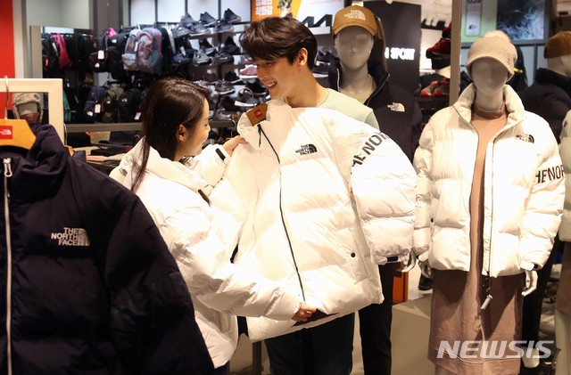 [서울=뉴시스] 신세계백화점 고객이 아우터를 쇼핑하는 모습. (사진=신세계백화점 제공)