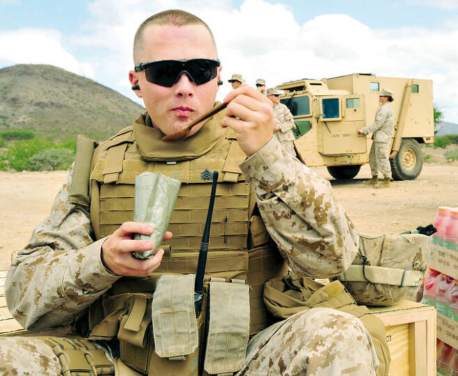 미 육군 간부가 훈련 도중 전투식량을 먹고 있다. 미 육군 제공