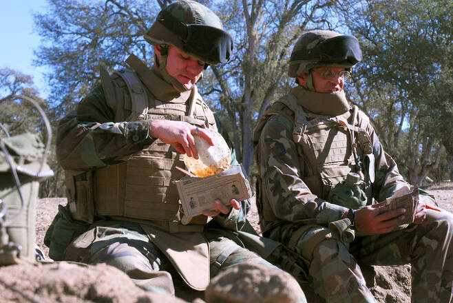 미 해군 공병들이 전투식량으로 식사를 하고 있다. 미 해군 제공