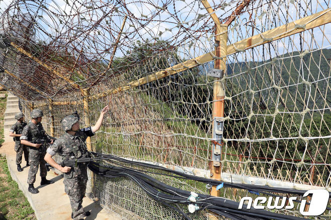 강원 화천군 전방부대 초병들이 철책을 점검하고 있다.2017.9.4/뉴스1 © News1 홍성우 기자