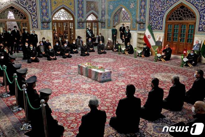 지난 27일 숨진 이란 핵과학자 모센 파크리자데의 장례식이 29일 이란 북동부 마슈하드에서 엄수되고 있다. © AFP=뉴스1