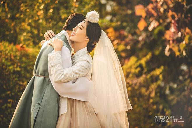 사진 : 웨딩드레스 아이테오, 슈트 스플렌디노, 포토그래퍼 신동훈(애일리스튜디오), 헤어 민, 진희 메이크업 파니, 나현 (모아위), 한복 규중칠우, 웨딩디렉팅 봉드(해피메리드컴퍼니), 플라워 봉플라워, 촬영스케치 제이마리드컴퍼니, 스타일리스트 퍼스트비주얼 정민경, 영상 웨딩미