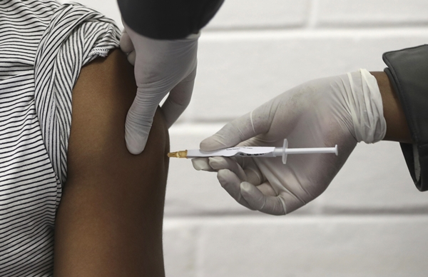 지난 6월 남아프리카공화국 요하네스버그 소웨토 지역에서 한 임상시험 참가자가 영국 옥스퍼드대와 다국적 제약사 아스트라제네카가 공동개발한 코로나19 백신을 투여받고 있다. AP 연합뉴스