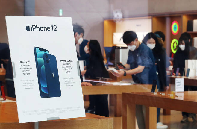 서울 강남구 신사동 애플 가로수길 매장을 찾은 시민들이 아이폰12를 살펴보고 있다. [연합뉴스]