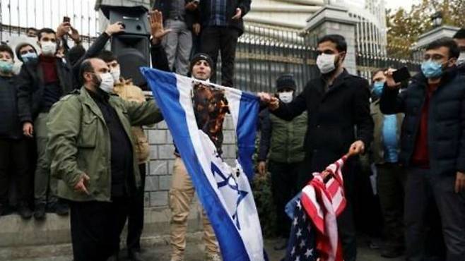 이란 핵과학자 모센 파크리자데의 암살을 규탄하며 이스라엘 국기를 태우는 이란 시민(사진=연합뉴스)