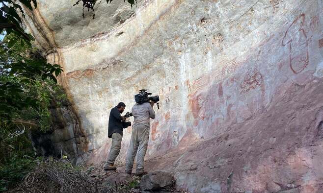 아마존 열대우림에서 발견된 고대 벽화를 카메라에 담고 있는 채널4 다큐멘터리팀의 모습.(사진=엘라 알사마히)