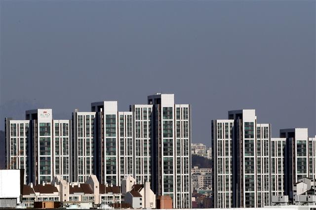 전셋값 고공행진 - 전국에서 전셋값 상승세가 이어지는 가운데 30일 서울 강북에서 바라본 강남 아파트 단지의 모습. KB국민은행 발표에 따르면 11월(10월 17일~11월 16일) 기준 서울 주택(아파트·단독·연립) 전셋값 상승률은 2.39%로 전월(1.35%)보다 1% 포인트 넘게 올랐다. 이는 올해 연중 최고치로 2002년 3월(2.96%) 이후 18년 8개월 만에 가장 높은 상승폭이다.뉴스1