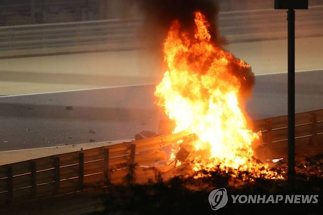 벽에 충돌한 뒤 화염에 휩싸인 로맹 그로장의 머신 (AFP=연합뉴스)