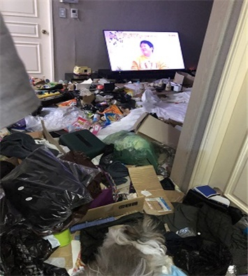여수의 모 아파트 가정집 냉장고에서 생후 2개월 된 아기가 시신으로 발견된 가운데 해당 아파트 내부가 쓰레기로 뒤덮여 있다. [여수시 제공]