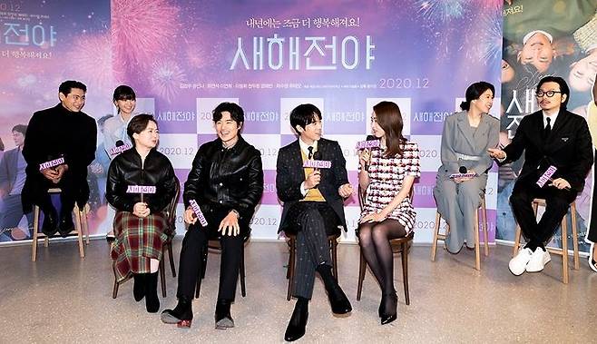 (사진 왼쪽부터 순서대로) 배우 유태오, 최수영, 홍지영 감독, 김강우, 유연석, 이연희, 염혜란, 이동휘가 1일 오전에 열린 영화 '새해전야' 제작보고회에 참석해 영화에 관해 이야기를 하고 있다. (사진=에이스메이커무비웍스 제공)