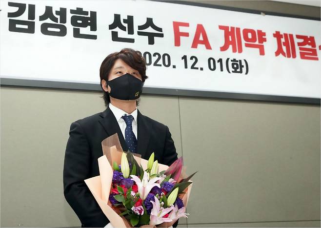1일 SK와 FA 계약을 마친 김성현이 기념 촬영을 한 모습.(사진=SK)
