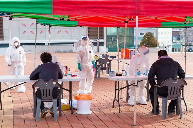 충남 청양군 의료진이 청양문화예술회관 선별진료소에서 코로나19 검체검사를 하고 있다. 청양군 제공