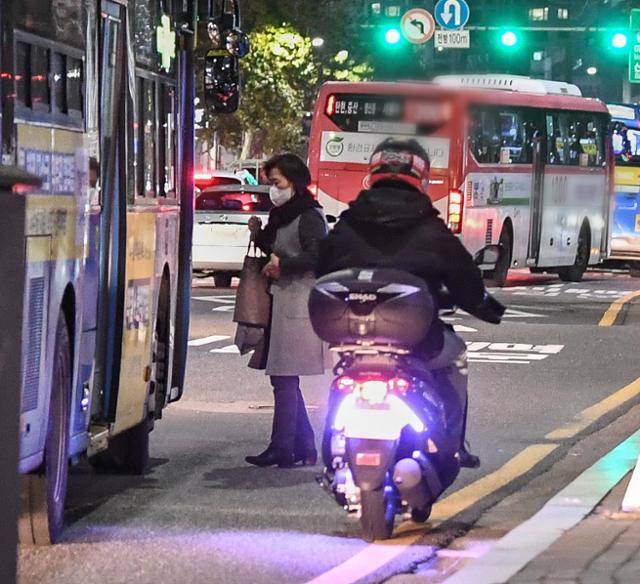 지난달 27일 서울 서대문구 경찰청 인근 버스정류장에서 한 시민이 버스에 올라타기 위해 도로 위로 내려와 있는 사이, 버스베이 사이를 질주하던 오토바이가 행인의 바로 옆을 아슬아슬하게 지나치고 있다.