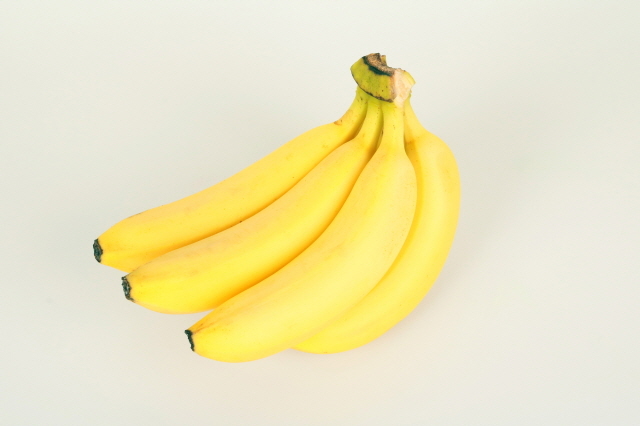 바나나에 마그네슘 함량이 높은데, 공복에 먹어 혈관 내 마그네슘과 칼륨과 균형이 깨지면 심혈관에 무리를 준다./사진=클립아트코리아