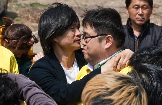 2012년 총선 당시 서울 노원갑에 출마한 김용민 씨(오른쪽)를 주진우 전 기자(왼쪽)가 위로하고 있다. 김씨는 당시 테러 대책으로 "(강간살인범) 유영철을 풀어가지고 (콘돌리자) 라이스 (전 미국 국무장관)는 아예 xx를 해가지고 죽이는 거예요"라는 과거 발언으로 낙선했다. 중앙DB