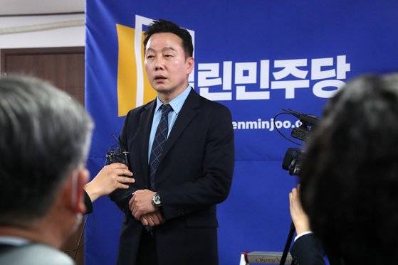 4.15 총선 당시 정봉주 전 의원은 열린민주당 공동선대위원장을 맡았다. 정 전 의원은 그러나, 총선 직전 유튜브 방송에서 여권 핵심 관계자들을 향해 욕설을 했다. 선거 전 열린민주당은 10석 이상을 예상했지만 3석만 얻자 정 전 의원은 당직을 모두 사퇴했다. 뉴스1