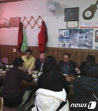 황인호 동구청장(왼쪽)과 동구의회 황종성 의원이 지난달 30일 저녁 동구 삼성동의 한 식당에서 식사를 하고 있다. 뉴스1