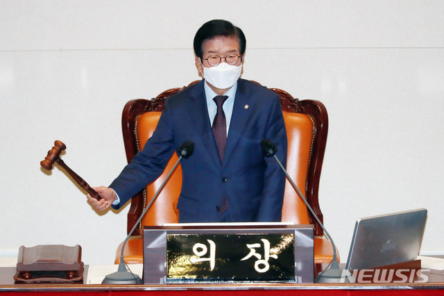 박병석 국회의장이 이달 1일 오후 서울 여의도 국회에서 열린 본회의에서 의사봉을 두드리고 있다. / 사진제공=뉴시스