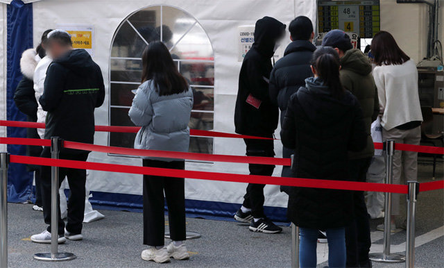 3일 오전 서울 강남구보건소의 선별진료소에서 관계자들이 신종 코로나바이러스 감염증(코로나19) 검사를 받으러 온 시민들을 안내하고
 있다. 시에 따르면 이날 0시 기준 서울의 코로나19 확진자는 262명이 발생해 종전까지 최고 기록이었던 지난달 25일 
212명을 넘어섰다. 뉴스1
