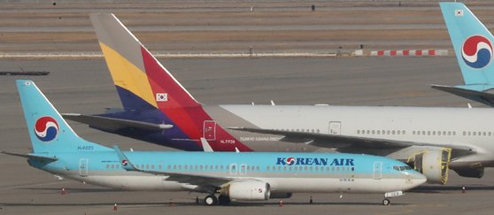 지난 1일 오후 인천국제공항 주기장에 대한항공과 아시아나항공 여객기가 이륙준비를 하고 있다. 뉴스1