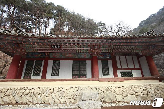 묘향산 만폭동 계곡 초입에 있는 보현사의 말사인 화장암. (미디어한국학 제공) 2020.12.05.© 뉴스1