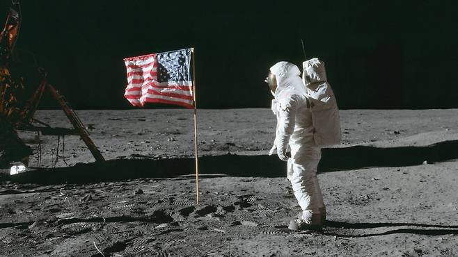 1969년 버즈 알드린은 달 표면에 성조기를 꽂았다