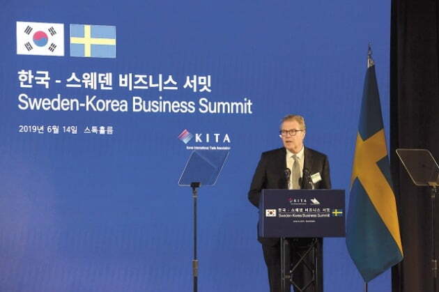 지난해 6월14일 스톡홀름에서 열린 한국-스웨덴 비즈니스 서밋에서 레이프 요한손 아스트라제네카 회장이 7500억원 규모의 연구개발 투자를 발표하는 모습. [사진=연합뉴스]