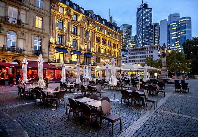 지난 10월 28일(현지시간) 독일 프랑크푸르트의 오페라 광장에 빈 테이블과 의자가 놓여 있다. /AP=뉴시스