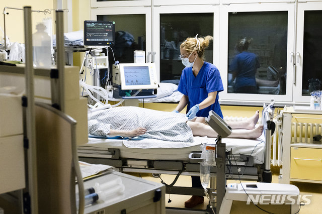[킬=AP/뉴시스] 3일 독일 킬의 슐레스비히 홀스타인 대학병원 중환자실에서 간호사 코로나 19 환자를 돌보고 있다.