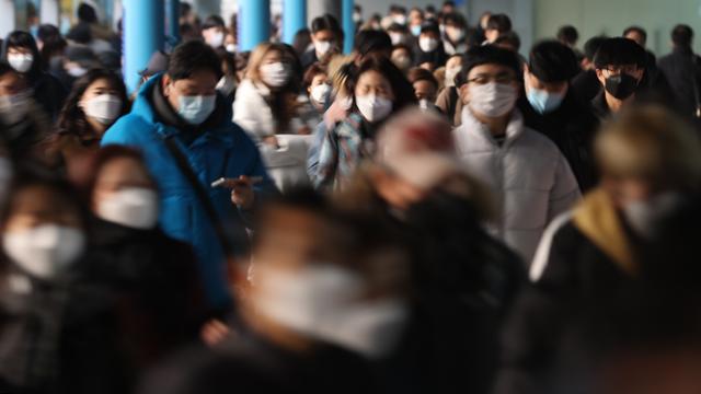 7일 오전 서울 구로구 신도림역에서 마스크를 쓴 시민들이 이동하고 있다. 연합뉴스