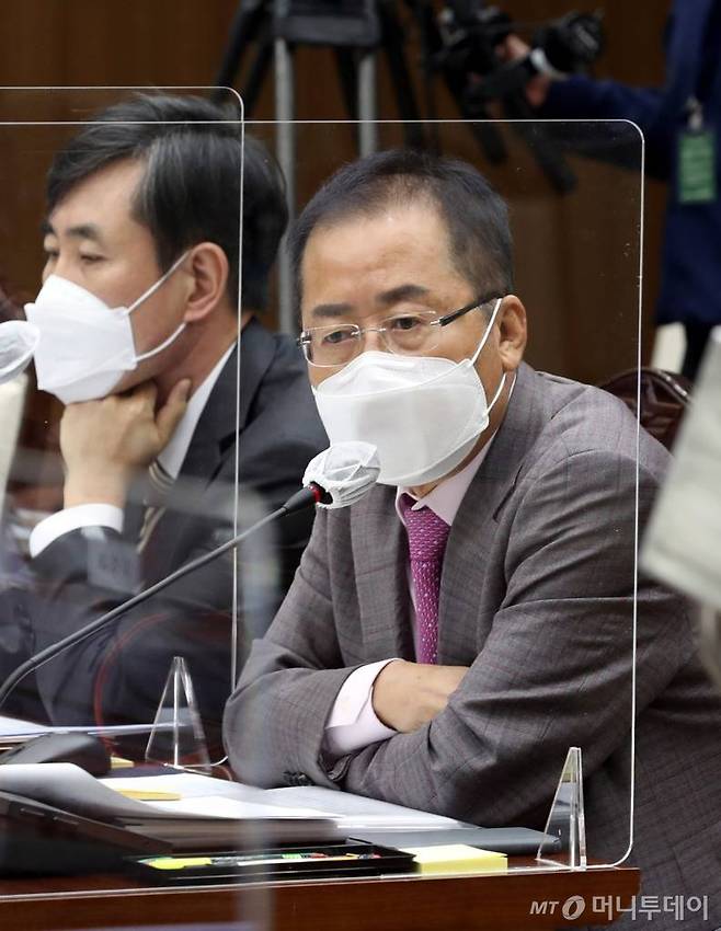 지난 10월 7일 서울 용산구 국방부 대회의실에서 열린 국회 국방위원회의 국방부 등에 대한 국정감사에서 홍준표 무소속 의원이 질의하고 있다. /사진=뉴시스