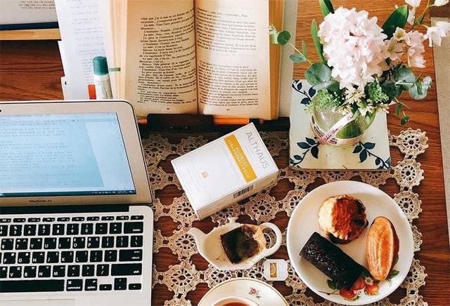 백수린 작가는 작업 전 항상 소설만큼이나 좋아하는 케이크를 곁들인 티타임을 갖는다. 창작의 ‘순수한 기쁨’을 되새기는 그만의 의식이다. 백수린 인스타그램 캡처