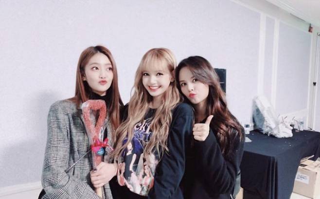 Children Minnie, BLACKPINK Lisa and Thailand Loyalty (Dominatrix)]Group (G)I-DLE member Minnie has certified her friendship with BLACKPINK Lisa. On the 8th, Minnie posted a photo of Coffee or Tea certification, which she received from BLACKPINK Lisa through the official social network service (SNS) account of (G)I-DLE.Minnie mentioned Lisas account and said, My big. Supporter.I ate so delicious! Thank you! In the open photo, Minnie is smiling brightly as she poses in various poses with drinks in front of Coffee or Tea.The banner of Coffee or Tea attracts attention with Lisas phrase I would like to ask my friend Mini.