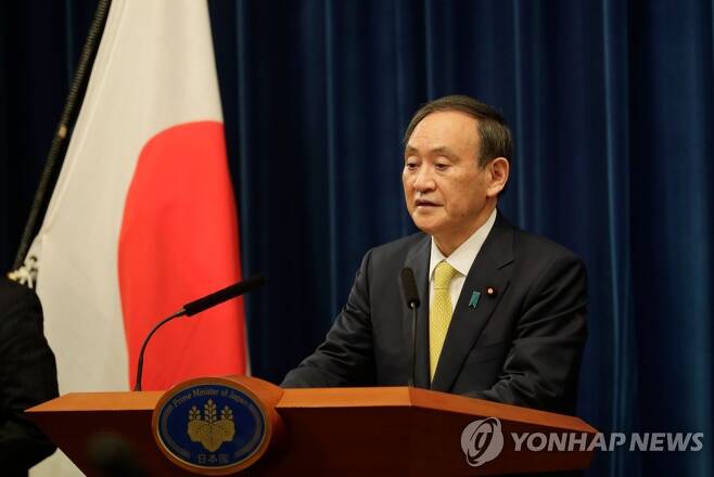 (도쿄 AFP=연합뉴스) 스가 요시히데 일본 총리가 4일 일본 총리관저에서 기자회견을 하고 있다.