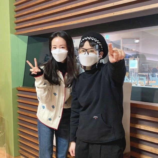 Actor Han Ji-min mentioned Han Ji-min Tteok-bokki and Han Ji-min The Mask, which became a hot topic after the appearance of Ago brought in Jeonghee. In the MBC FM4U Hope Song of Noon (Jeonghee), which aired on 9 September, actor Han Ji-min was joined by han Ji-min, who was about to release the film The Festival. Han Ji-min recently appeared with Nam Joo-hyuk on MBCs Point of Omnisic Meddling (Ago brought) to promote The Festival.  Han Ji-min said, I was worried about whether Id have fun shooting Ago brought or something to get out of, but he worked hard with editing.  Hong Hyun-hee has prepared a lot.  It was funny when I look at it. In Ago brought, Hong Hyun-hee surprised everyone with his Han Ji-min The Mask transformation.  Han Ji-min, Nam Jun-hyuk, and Hong Hyun-hee also had Tteok-bokki eaten talk, with no audio.  Since then, Han Ji-min Tteok-bokki and Han Ji-min The Mask have become more talked about in real-time search than in the movie Joje.  Han Ji-min said, I went to promote the movie, and I only searched for other things like Han Ji-min The Mask and Han Ji-min Tteok-bokki, and said, Now I know where I eat hot dogs and Tteok-bokki.