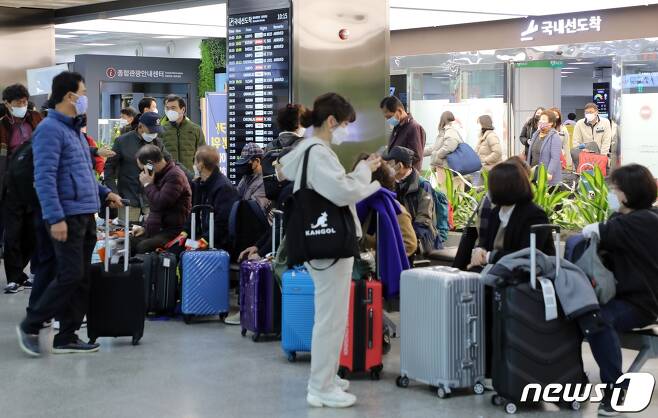 지난 11월24일 제주국제공항 국내선 도착장이 관광객들로 북적이고 있다.2020.11.24 /뉴스1 © News1 홍수영 기자