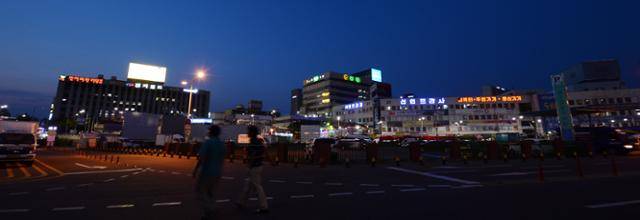 전자랜드, 나진상가, 선인상가, 전자월드 등으로 구성된 용산전자상가 전경. 국내 게임판매의 메카인 이 곳의 일부 게임상점들은 코로나19와 차세대 게임기 출시 쇼크로 매출이 반토막났다. 최흥수기자
