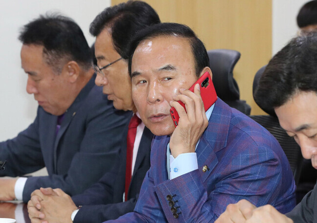 박덕흠 의원은 이해충돌 논란 이후 국회에 등원하지 않고 있다고 전해졌다. 지난해 11월 박 의원이 국회 의원회관에서 전화통화를 하고 있다. 연합뉴스