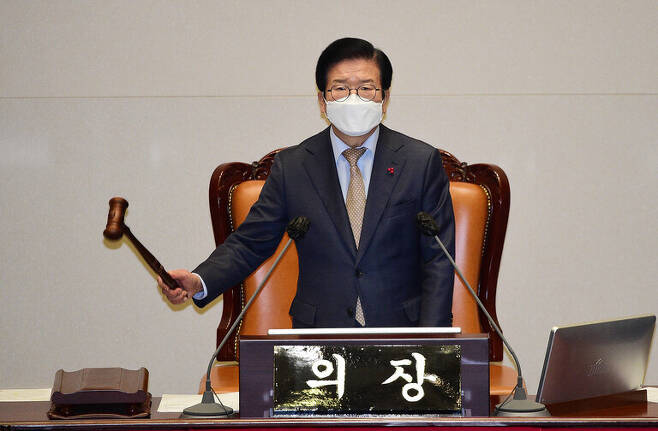 박병석 국회의장이 10일 국회에서 열린 본회의에서 의사봉을 두드리고 있다. 연합뉴스