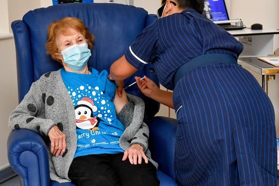 화이자 백신을 영국에서 세계 최초로 접종하게 된 90세의 마거릿 키넌 할머니. AP=연합뉴스