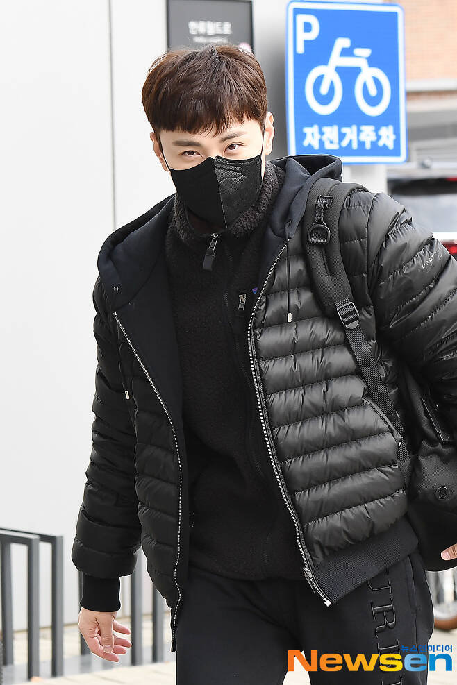 Min Kyung Hoon Sim Kung for a snowy greeting!Singer Min Kyung Hoon is entering the broadcasting station to attend the JTBC Men on a Mission recording at the Goyanggi Province Goyang Ilsandong-gu JTBC Studio Mountain on the afternoon of December 10.