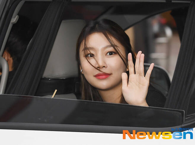 Girl group Momoland Lee Hye-bin is leaving the SBS Mok-dong office building in Yangcheon-gu, Seoul after completing the schedule for the SBS Power FM Dousi Escape Culture Show on the afternoon of December 10.