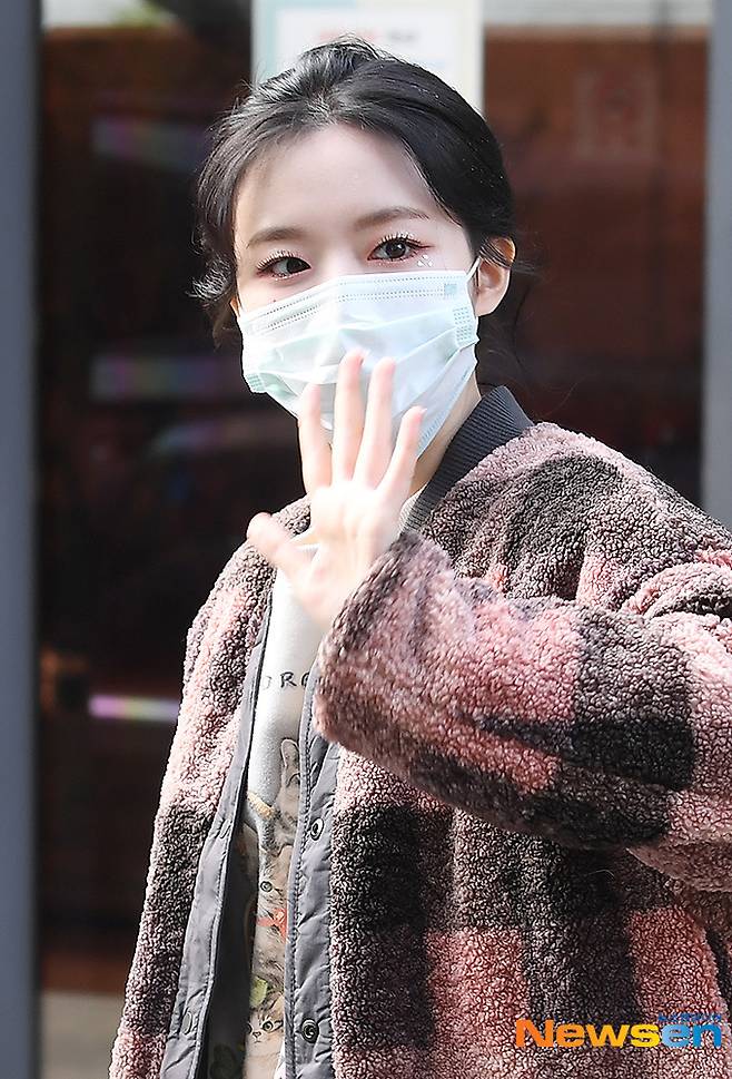 Girls) Yeh Shu Hua, Sika deer eyesGirl group (G)I-DLE Yeh Shu Hua is leaving the broadcasting station after pre-recording 2020 KBS Song Festival held at KBS New Building in Yeouido-dong, Yeongdeungpo-gu, Seoul on December 10th.