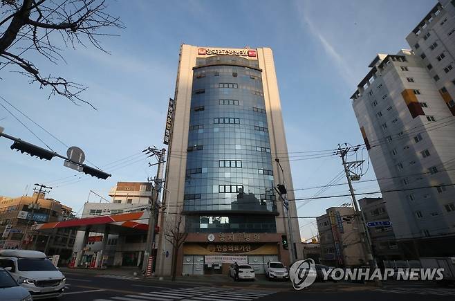 43명 또 확진된 울산 한 요양병원 (울산=연합뉴스) 김용태 기자 = 10일 오후 확진자 43명이 추가된 울산시 남구 양지요양병원의 모습. 이 병원 관련 누적 확진자는 157명으로 집계됐다. 2020.12.10 yongtae@yna.co.kr